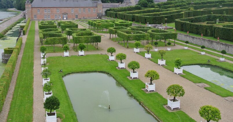 Enjoy the elegance of the castle and the beauty of the Freyr Gardens